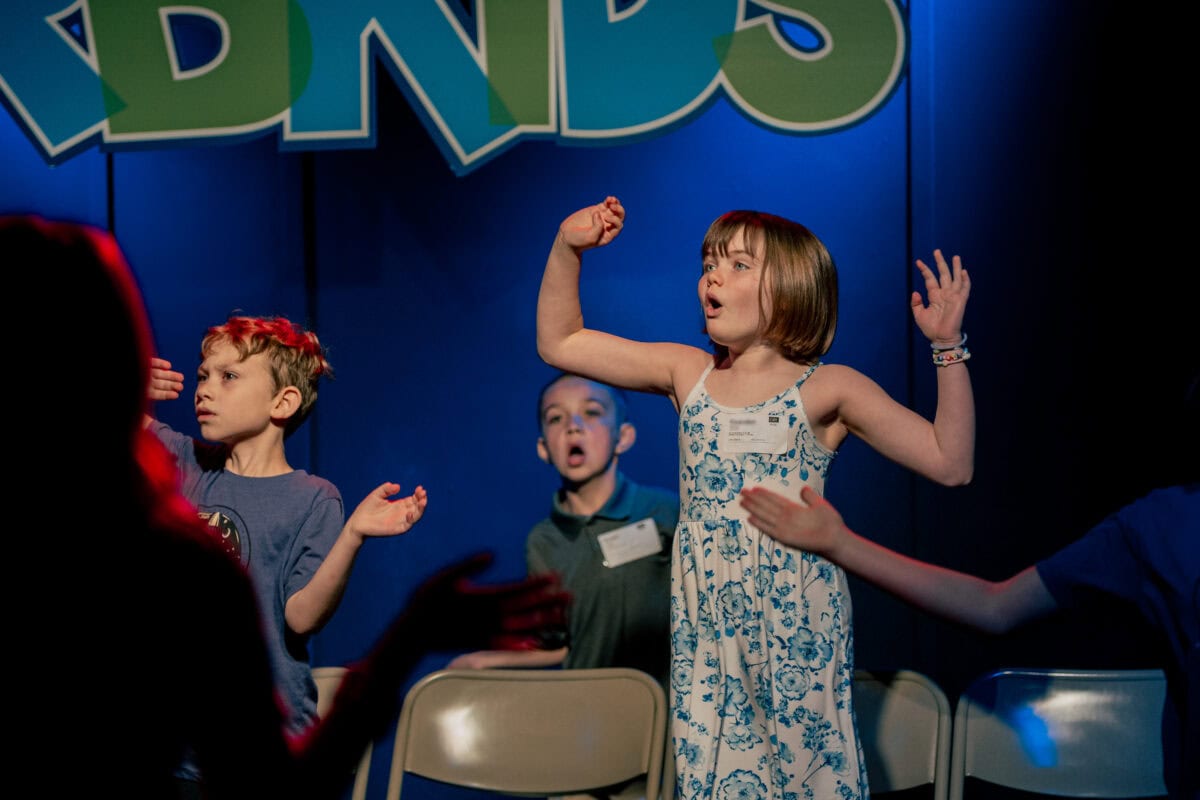 kids worshiping